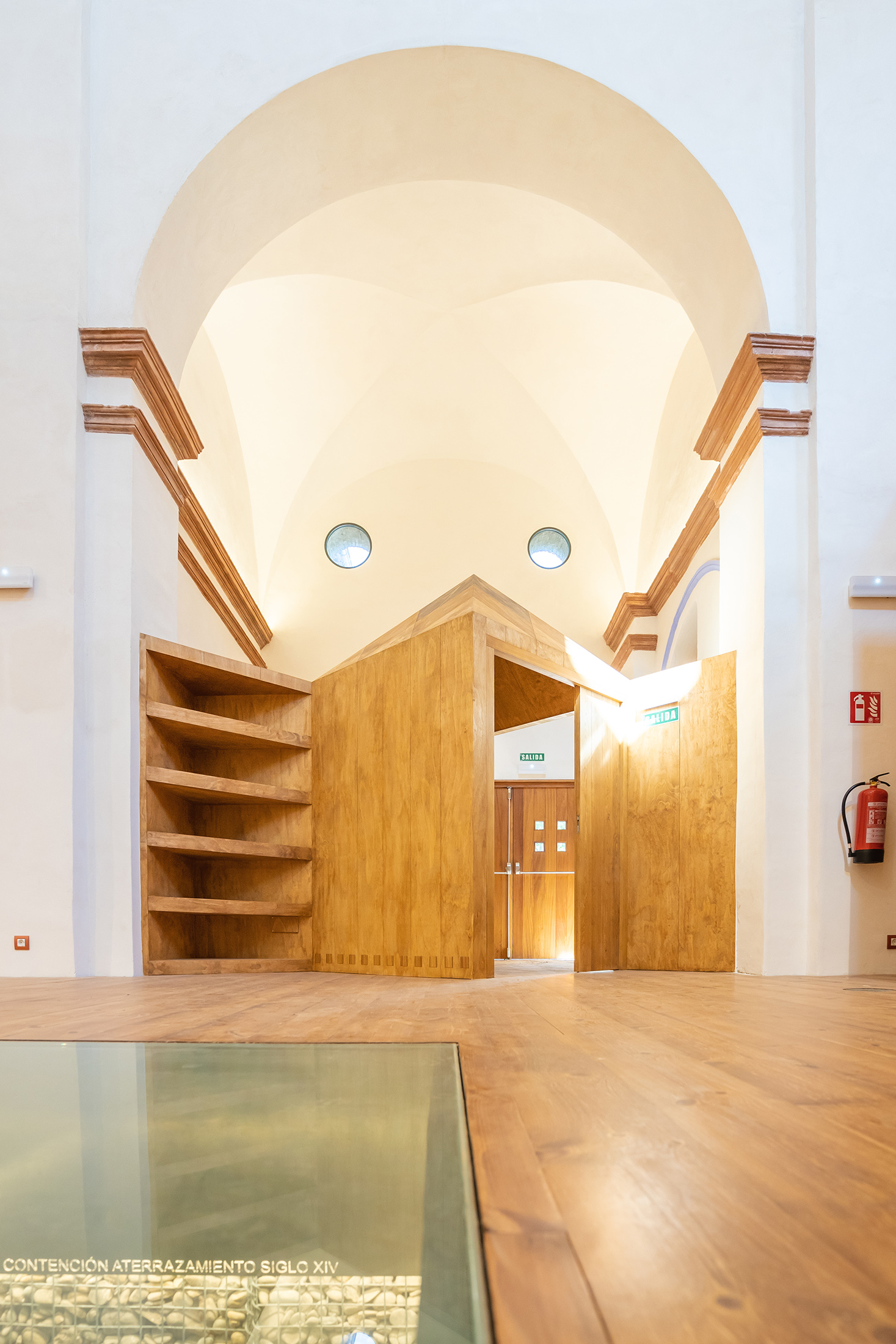 Vestíbulo moderno de madera integrado de forma independiente en el interior de la iglesia